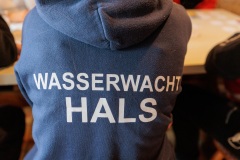 02.04.2022, GER, Bayern, Passau: Ausbildung des Wasserwacht Bezirks Niederbayern Oberpfalz in Passau Hals zum Thema Frühblüher. Aufschrift Wasserwacht Hals auf einem Pullover einer Teilnehmerin.
