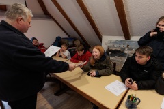 02.04.2022, GER, Bayern, Passau: Ausbildung des Wasserwacht Bezirks Niederbayern Oberpfalz in Passau Hals zum Thema Frühblüher. Jürgen Tauer überreicht die Urkunden.