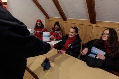 02.04.2022, GER, Bayern, Passau: Ausbildung des Wasserwacht Bezirks Niederbayern Oberpfalz in Passau Hals zum Thema Frühblüher. Jürgen Tauer überreicht die Urkunden.