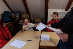 02.04.2022, GER, Bayern, Passau: Ausbildung des Wasserwacht Bezirks Niederbayern Oberpfalz in Passau Hals zum Thema Frühblüher. Jürgen Tauer überreicht die Urkunden.