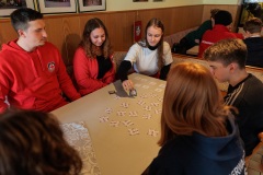 02.04.2022, GER, Bayern, Passau: Ausbildung des Wasserwacht Bezirks Niederbayern Oberpfalz in Passau Hals zum Thema Frühblüher. Spiel Memory zum Thema Frühblüher.