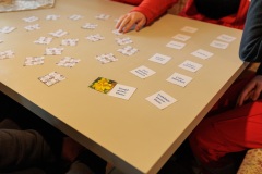 02.04.2022, GER, Bayern, Passau: Ausbildung des Wasserwacht Bezirks Niederbayern Oberpfalz in Passau Hals zum Thema Frühblüher. Spiel Memory zum Thema Frühblüher.