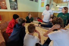 02.04.2022, GER, Bayern, Passau: Ausbildung des Wasserwacht Bezirks Niederbayern Oberpfalz in Passau Hals zum Thema Frühblüher. Spiel Memory zum Thema Frühblüher.