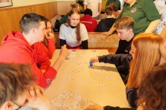02.04.2022, GER, Bayern, Passau: Ausbildung des Wasserwacht Bezirks Niederbayern Oberpfalz in Passau Hals zum Thema Frühblüher. Spiel Memory zum Thema Frühblüher.