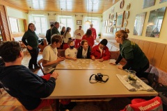 02.04.2022, GER, Bayern, Passau: Ausbildung des Wasserwacht Bezirks Niederbayern Oberpfalz in Passau Hals zum Thema Frühblüher. Spiel Memory zum Thema Frühblüher.