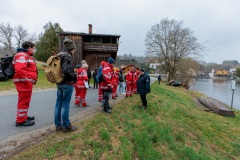 02.04.2022, GER, Bayern, Passau: Ausbildung des Wasserwacht Bezirks Niederbayern Oberpfalz in Passau Hals zum Thema Frühblüher. Teilnehmer auf Naturschutzstreife - Ausbilder und Naturschutzwächter Jürgen Tauer erklärt den Standort des Scharbockskrauts.