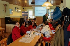 02.04.2022, GER, Bayern, Passau: Ausbildung des Wasserwacht Bezirks Niederbayern Oberpfalz in Passau Hals zum Thema Frühblüher. Teilnehmer warten auf den Beginn der Ausbildung.