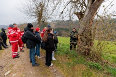 02.04.2022, GER, Bayern, Passau: Ausbildung des Wasserwacht Bezirks Niederbayern Oberpfalz in Passau Hals zum Thema Frühblüher. Ausbilder und Naturschutzwächter Jürgen Tauer erklärt die Wichtigkeit von Totholz und die darin vorkommenden Insekten als Nahrungsquelle für Spechte und andere Vogelarten. Zudem erklärt er die Wichtigkeit von Baumhöhlen für Vögel wie den Wiedehopf und den Gänsesäger.r Jürgen Tauer erklärt die Wichtigkeit von Totholz und die darin vorkommenden Insekten als Nahrungsquelle für Spechte und andere Vogelarten. Zudem erklärt er die Wichtigkeit von Baumhöhlen für Vögel wie den Wiedehopf und den Gänsesäger.