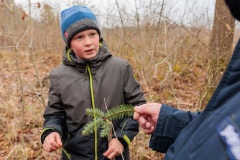 02.04.2022, GER, Bayern, Passau: Ausbildung des Wasserwacht Bezirks Niederbayern Oberpfalz in Passau Hals zum Thema Frühblüher. Ausbilder und Naturschutzwächter Jürgen Tauer erklärt die Unterscheidung verschiedener Nadelbäume (Tanne, Fichte und Douglasie)