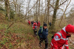 02.04.2022, GER, Bayern, Passau: Ausbildung des Wasserwacht Bezirks Niederbayern Oberpfalz in Passau Hals zum Thema Frühblüher. Teilnehmer auf der Suche nach Leberblümchen.
