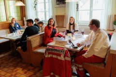 02.04.2022, GER, Bayern, Passau: Ausbildung des Wasserwacht Bezirks Niederbayern Oberpfalz in Passau Hals zum Thema Frühblüher. Teilnehmer der Ortsgruppe Bad Griesbach.