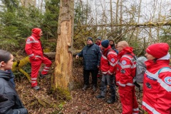 02.04.2022, GER, Bayern, Passau: Ausbildung des Wasserwacht Bezirks Niederbayern Oberpfalz in Passau Hals zum Thema Frühblüher. Ausbilder und Naturschutzwächter Jürgen Tauer referiert über die Wichtigkeit von Totholz und die darin vorkommenden Insekten als Nahrungsquelle für Spechte und andere Vogelarten, sowie den Prozess der Zersetzung durch verschiedene Pilzarten.