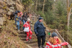 02.04.2022, GER, Bayern, Passau: Ausbildung des Wasserwacht Bezirks Niederbayern Oberpfalz in Passau Hals zum Thema Frühblüher. Teilnehmer auf dem Abstieg zum Fluss Ilz.
