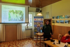 02.04.2022, GER, Bayern, Passau: Ausbildung des Wasserwacht Bezirks Niederbayern Oberpfalz in Passau Hals zum Thema Frühblüher. Ausbilderin Nicole Waas erklärt Details zur Haselnuss und zur Haselblüte.