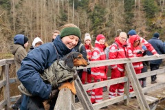 02.04.2022, GER, Bayern, Passau: Ausbildung des Wasserwacht Bezirks Niederbayern Oberpfalz in Passau Hals zum Thema Frühblüher. Teilnehmer der Ausbildung auf der Triftsperrbrücke.