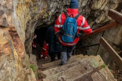 02.04.2022, GER, Bayern, Passau: Ausbildung des Wasserwacht Bezirks Niederbayern Oberpfalz in Passau Hals zum Thema Frühblüher. Teilnehmer der Ausbildung auf dem Weg durch den Trifttunnel. Hier wurde früher das Holz aus dem bayerischen Wald durchgetriftet um den langen Weg durch die Ilzschleife einzusparen.