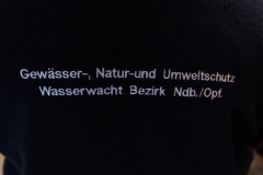 02.04.2022, GER, Bayern, Passau: Ausbildung des Wasserwacht Bezirks Niederbayern Oberpfalz in Passau Hals zum Thema Frühblüher. Aufschrift Gewässer-, Natur- und Umweltschutz Wasserwacht Bezirk Ndb./Opf. auf einer Fleece-Jacke.