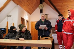 02.04.2022, GER, Bayern, Passau: Ausbildung des Wasserwacht Bezirks Niederbayern Oberpfalz in Passau Hals zum Thema Frühblüher. Abschließende Worte von Jürgen Tauer zum Ende der Ausbildung.